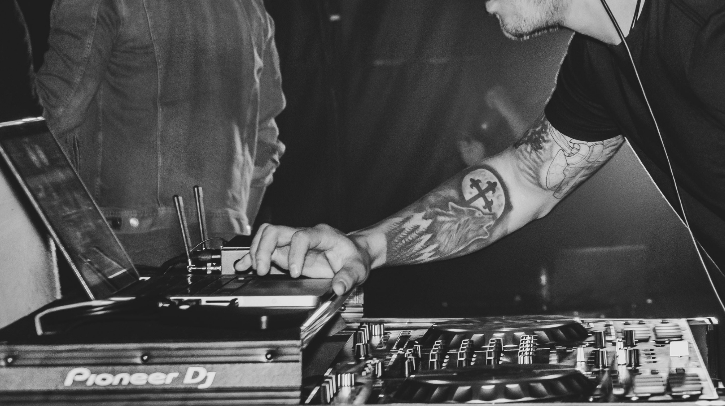 Dj para eventos cabina sonido iluminacion (7)